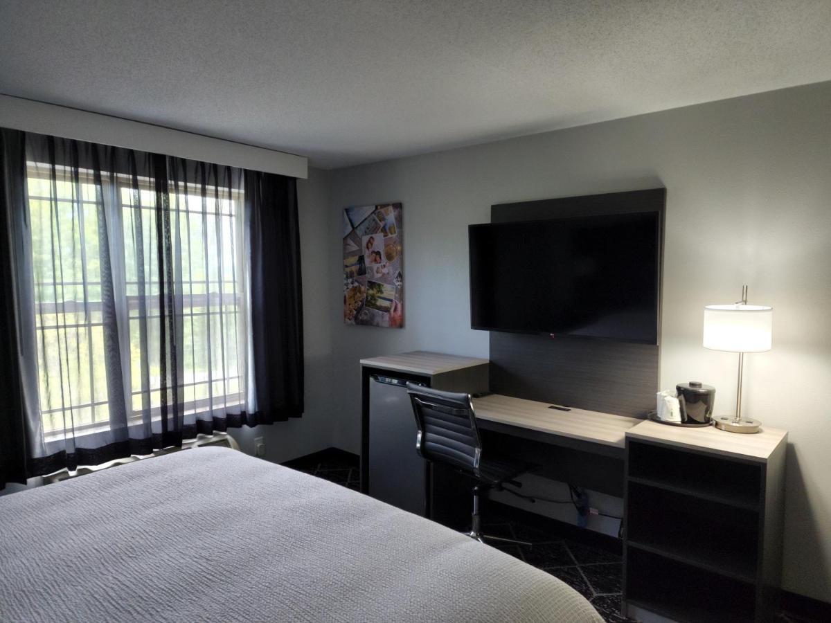 La Quinta Inn & Suites By Wyndham Lake George Exterior foto