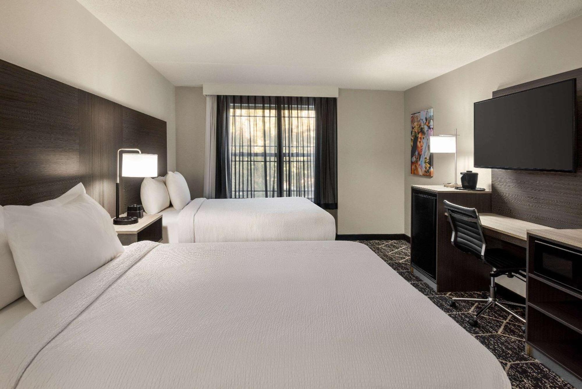 La Quinta Inn & Suites By Wyndham Lake George Exterior foto