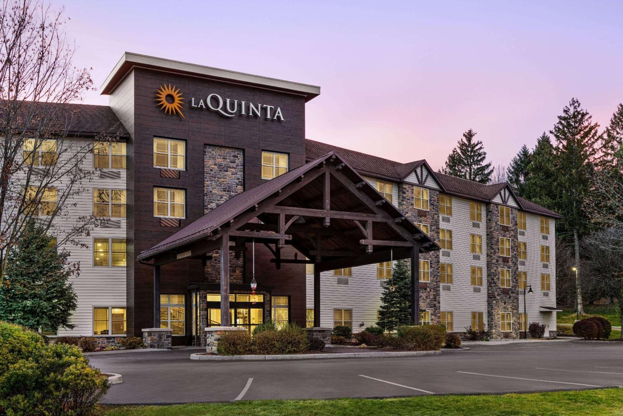 La Quinta Inn & Suites By Wyndham Lake George Exterior foto